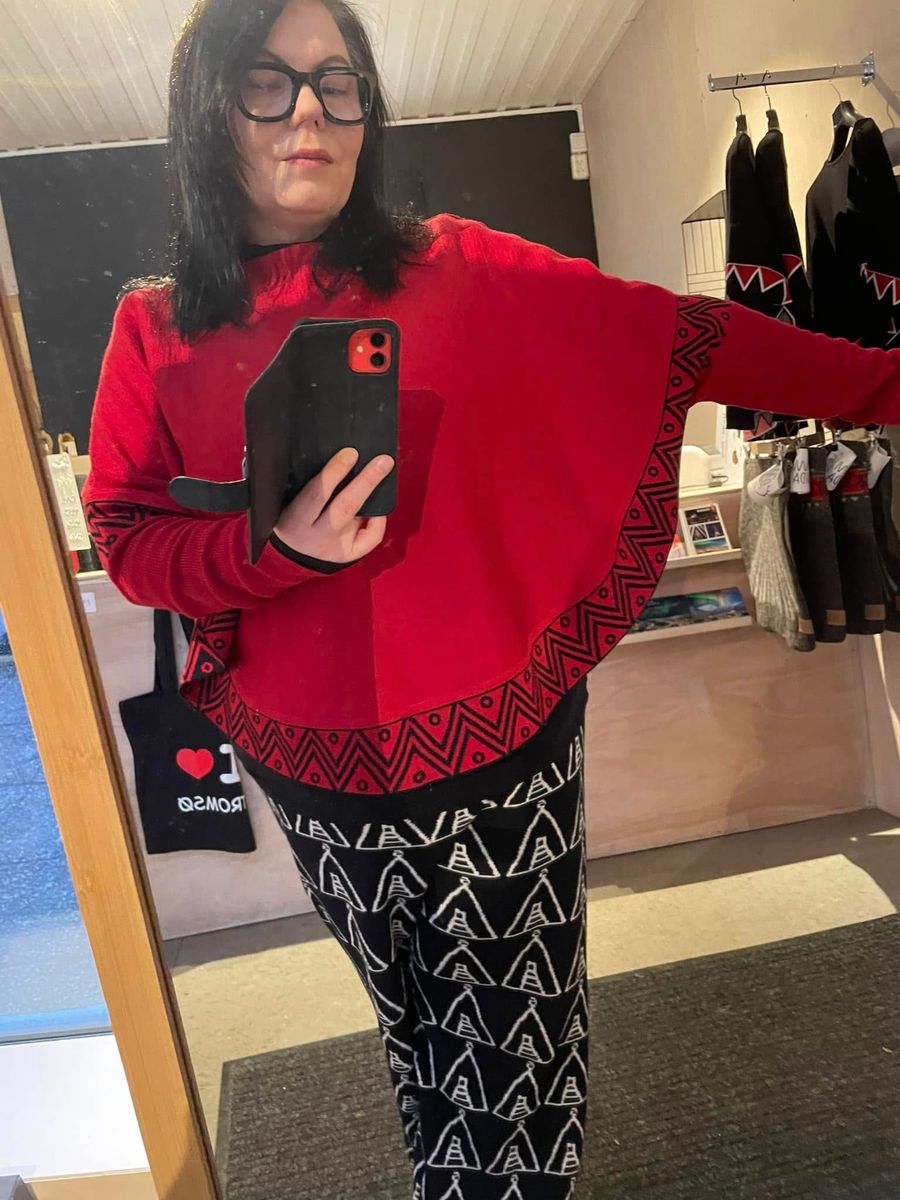 Red njunnesuorran luhkkasweater
